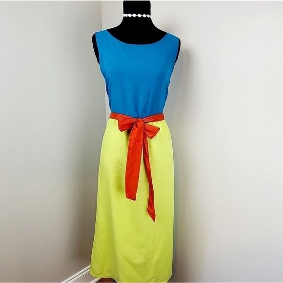 Fashion Spy Striking Dress!  - Picture 1 of 6